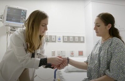 Кодирование Аквилонг в Камешково Врач держит пациентку за руку