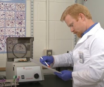 Клиника лечения наркозависимости в Камешково Врач в кабинете клиники